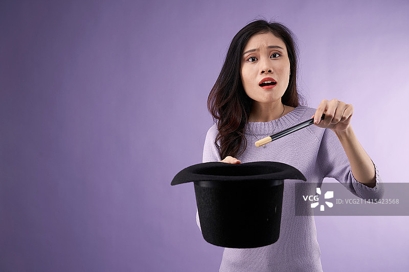 戴着高顶礼帽和魔术棒的中国女人，马来西亚图片素材