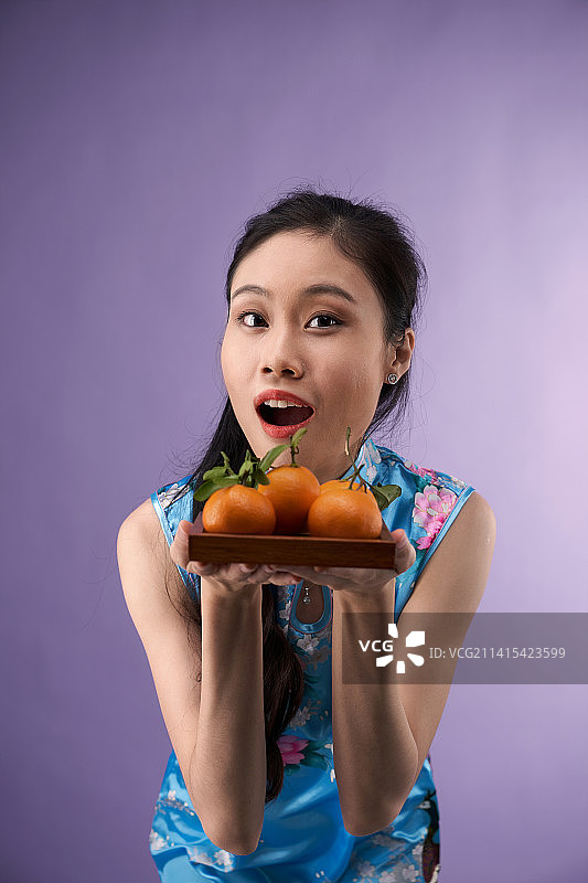 马来西亚新年，女子手捧橘子图片素材