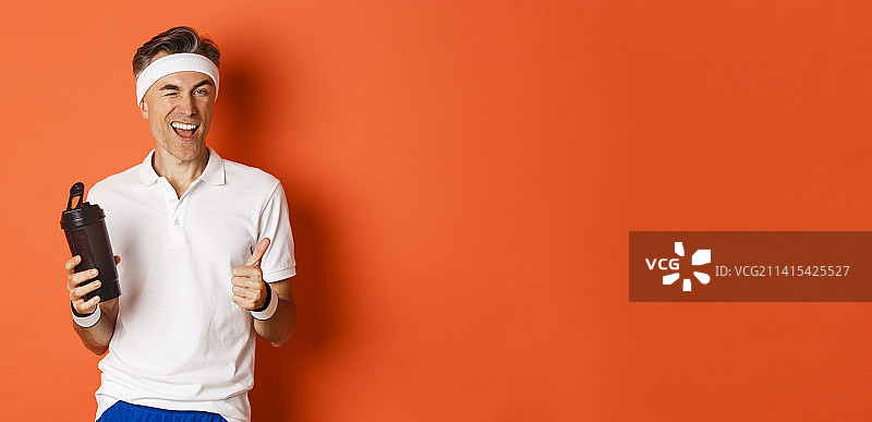 穿着运动服的自信英俊的中年男子肖像图片素材