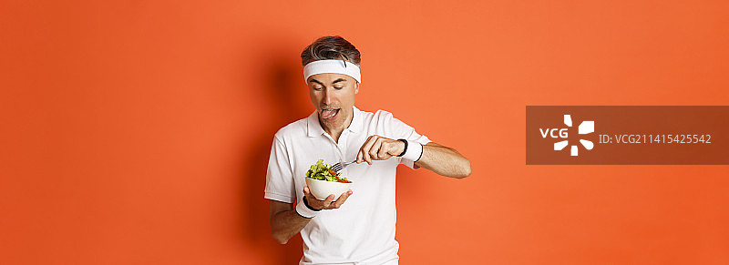 有趣的运动装中年男子图片素材