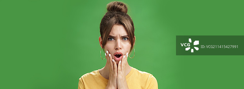 震惊的女人对脸上的粉刺感到不安和不满图片素材