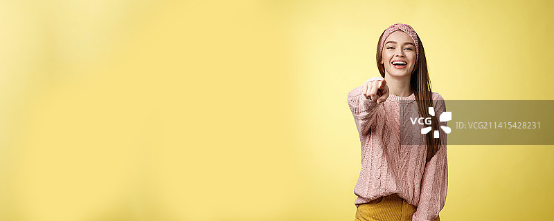 快乐迷人的年轻欧洲女友在取笑图片素材