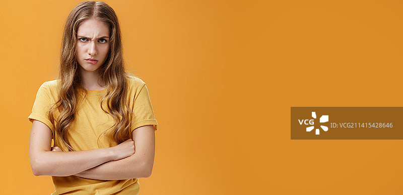 女孩疯狂的像魔鬼的肖像，生气的烦恼和讨厌的冒犯图片素材