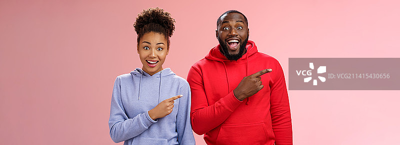 惊讶的非洲裔男女：张口结舌图片素材