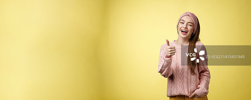 毛衣针织衫里的快乐欧洲女孩图片素材