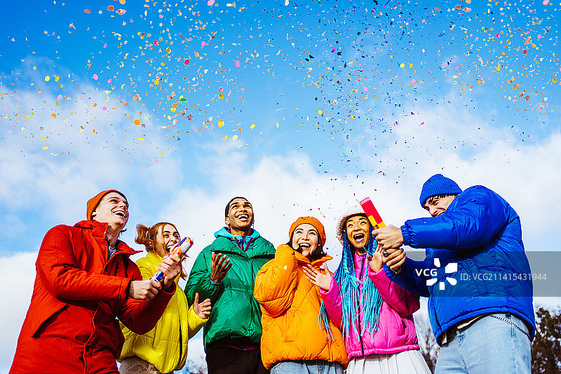 多种族年轻朋友在冬季的乌克兰基辅户外聚会图片素材