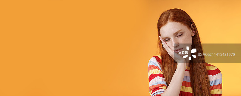 疲惫的可爱红发女学生昏昏欲睡图片素材