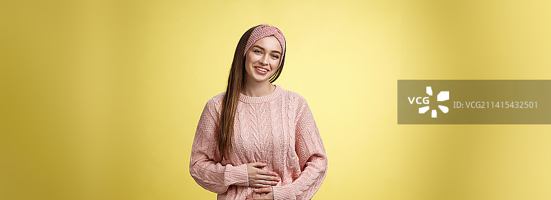 营养、饮食、健康生活方式概念：感到宽慰的女人图片素材