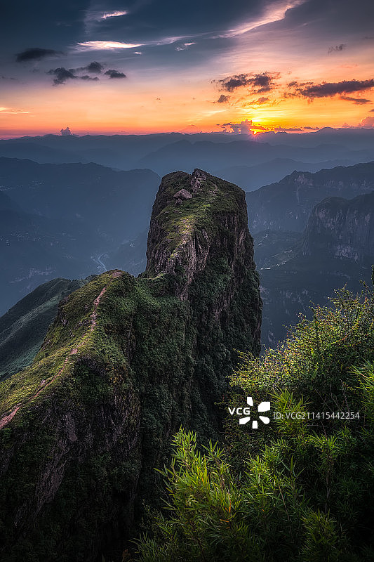 落日余晖映孤山图片素材