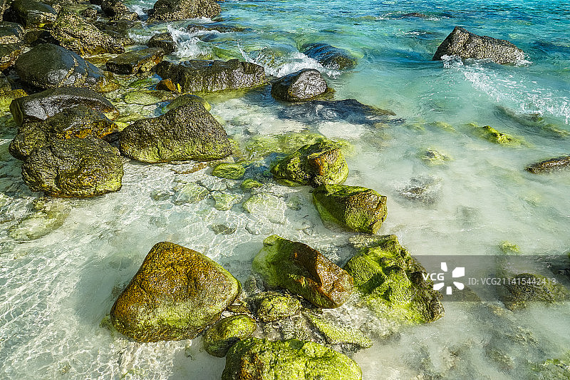 泰国普吉皇帝岛（Racha）清澈的海水和发绿色的礁石图片素材