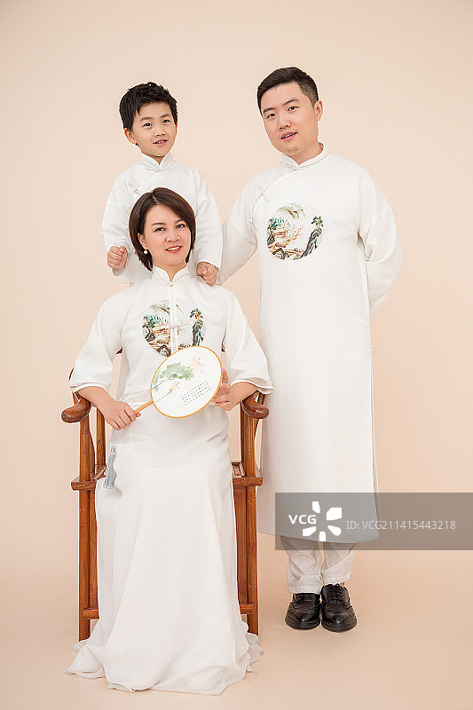 穿着汉服的一家三口全家福图片素材