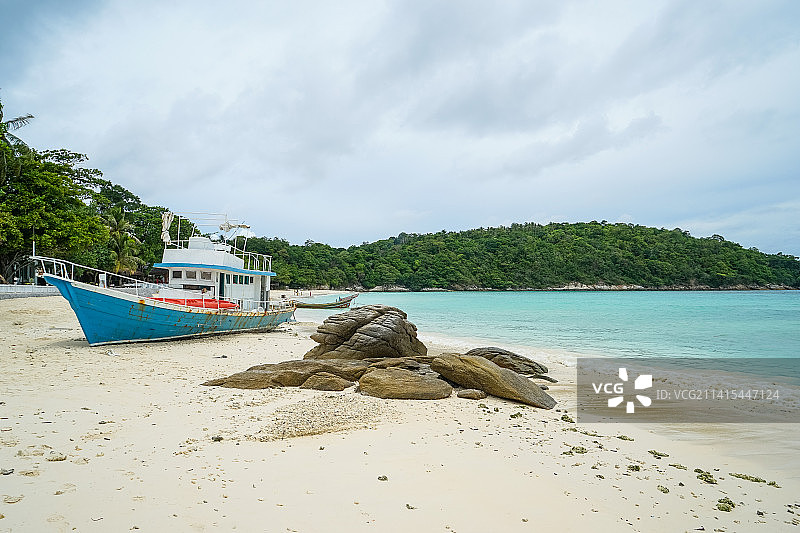 泰国普吉皇帝岛（RACHA）宛如绿松石般的海和渔船图片素材