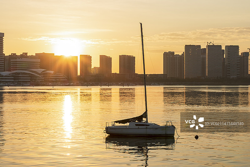 冬季日出时分厦门五缘湾帆船和城市建筑风光图片素材