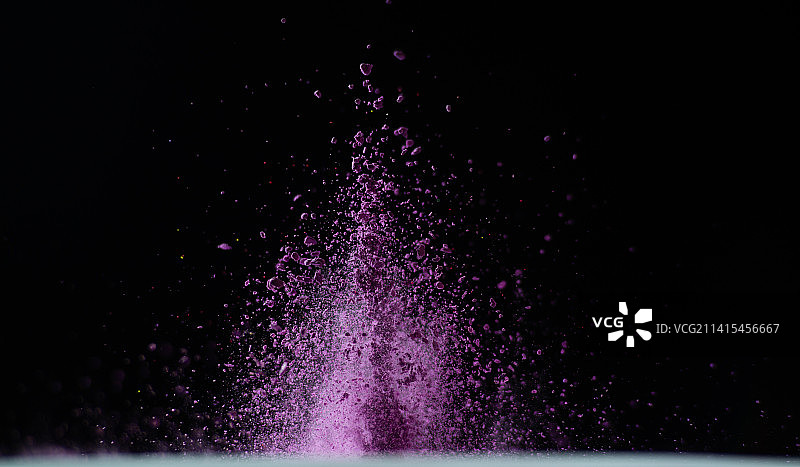 黑色背景上飞溅起来的各种颜色粉末高速创意摄影图片素材