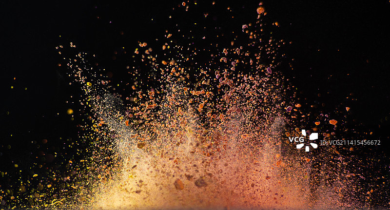 黑色背景上飞溅起来的各种颜色粉末高速创意摄影图片素材