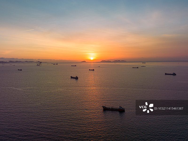 大连海港海洋深处的日出轮船图片素材