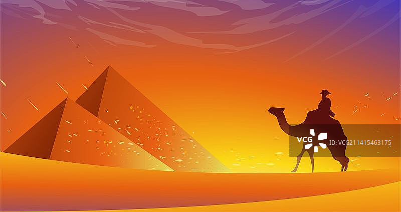 一个游客在光影中骑着骆驼走进埃及金字塔图片素材