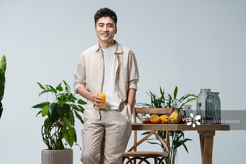 年轻男人端着果汁图片素材