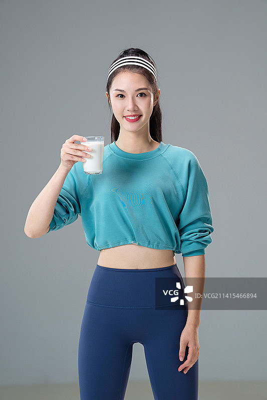 喝牛奶的青年女人图片素材