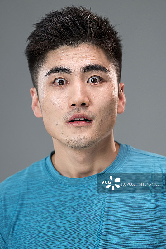 吃惊的青年男人图片素材