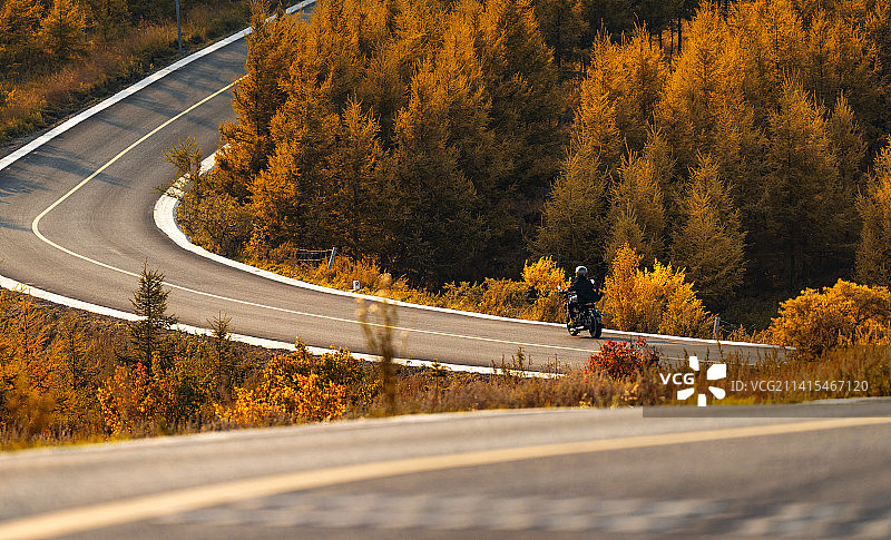 秋天郊外骑摩托车的年轻女人图片素材