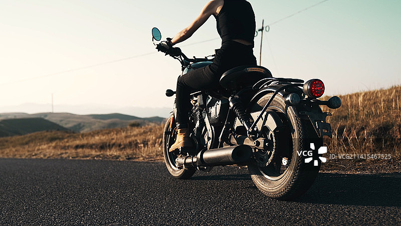 骑着摩托车的性感年轻女人图片素材