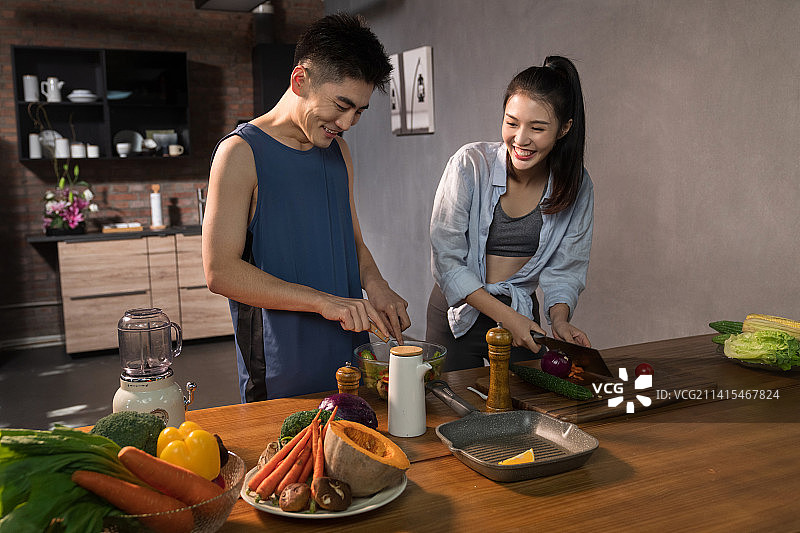在家做蔬菜沙拉的青年伴侣图片素材