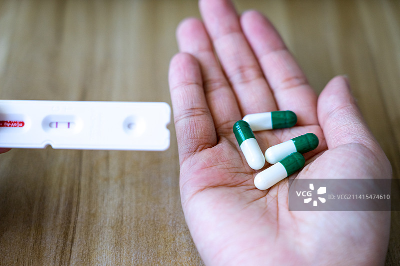 新冠病毒抗原试剂检测阳性，服用退烧药图片素材