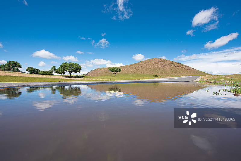 山丘，公路，倒影图片素材