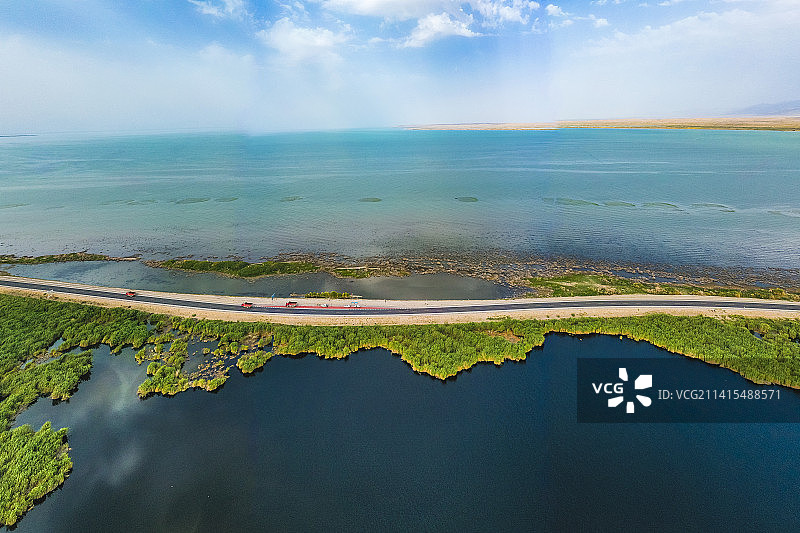 中国新疆巴音郭楞州博斯腾湖航拍风光图片素材