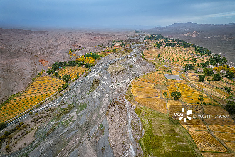 航拍秋季的甘肃酒泉玉门天境昌马图片素材