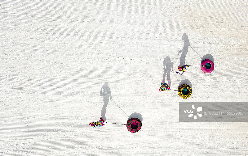 人们在雪地上滑雪的高角度视角图片素材