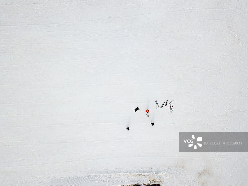 人们在雪地上滑雪的高角度视角图片素材