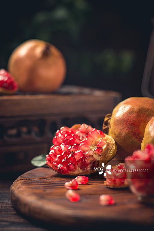 复古森系木桌上的水果石榴图片素材