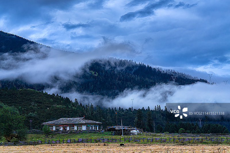 傍晚云雾下的藏家农舍图片素材