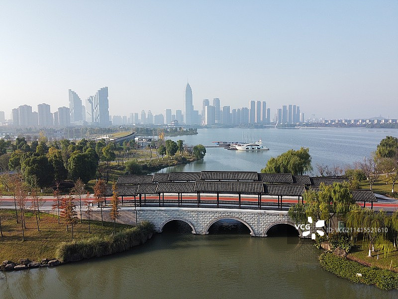 航拍视角下的迪荡湖风光图片素材