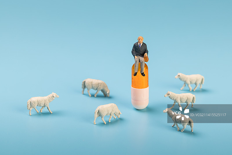 坐在退烧药上避开阳性的人图片素材