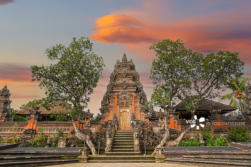 印尼巴厘岛乌布皇宫（Ubud Palace）日落晚霞风景图片素材