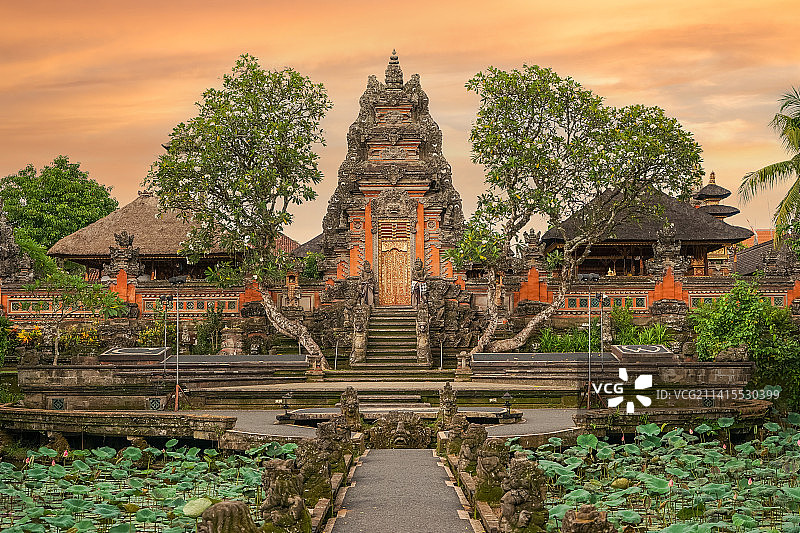 印尼巴厘岛乌布皇宫（Ubud Palace）日落晚霞风景图片素材