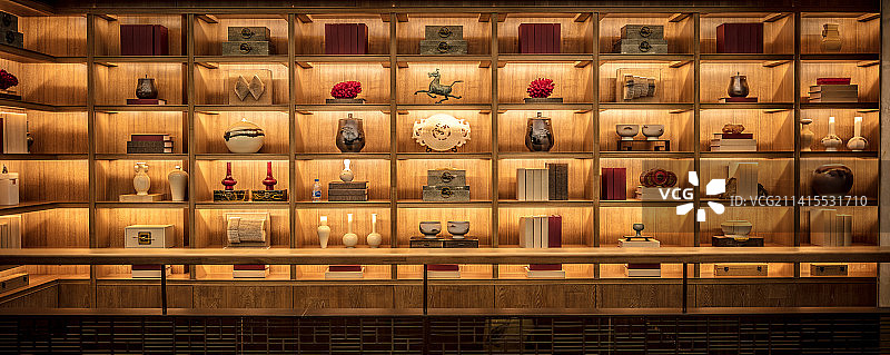 架子上的摆件特写图片素材