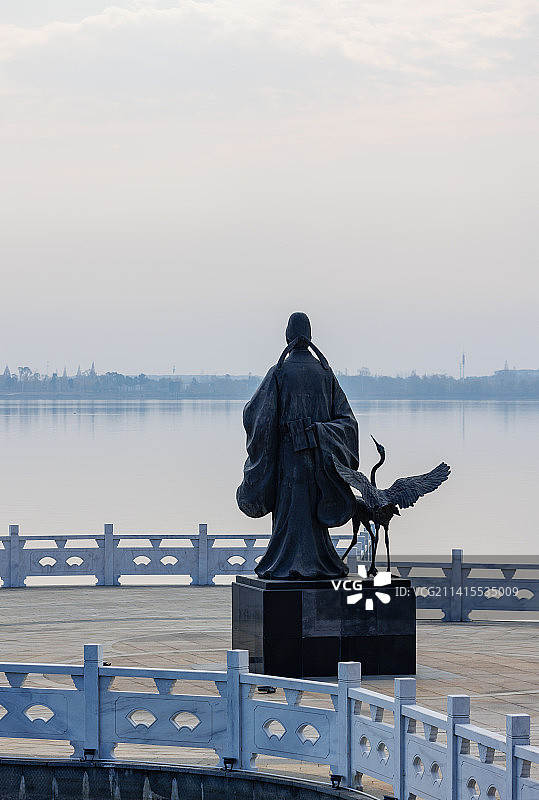 常德柳叶湖景区中的湖边古代人物塑像图片素材