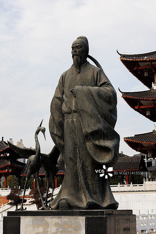 常德柳叶湖景区中的湖边古代人物塑像图片素材