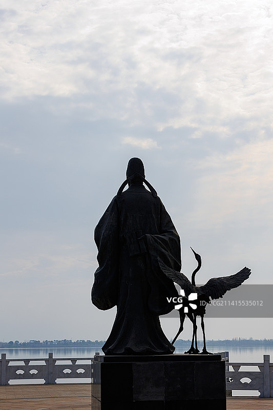 常德柳叶湖景区中的湖边古代人物塑像图片素材