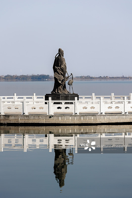常德柳叶湖景区中的湖边古代人物塑像图片素材