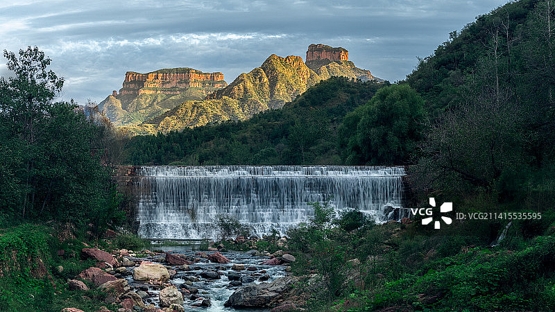 阳光照耀金色的山顶图片素材