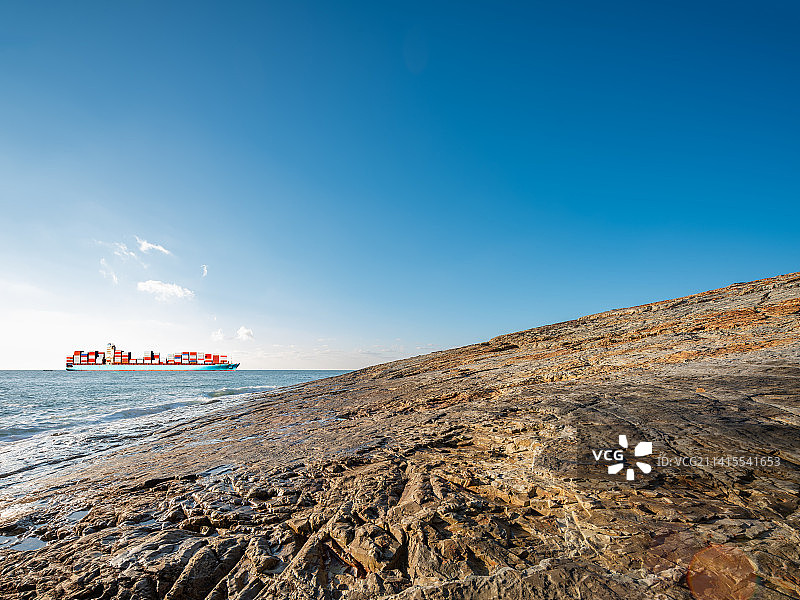 海岸地形与集装箱货船图片素材