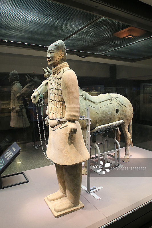 陕西省西安市秦始皇陵兵马俑（秦始皇兵马俑博物馆）二号坑鞍马骑兵俑图片素材