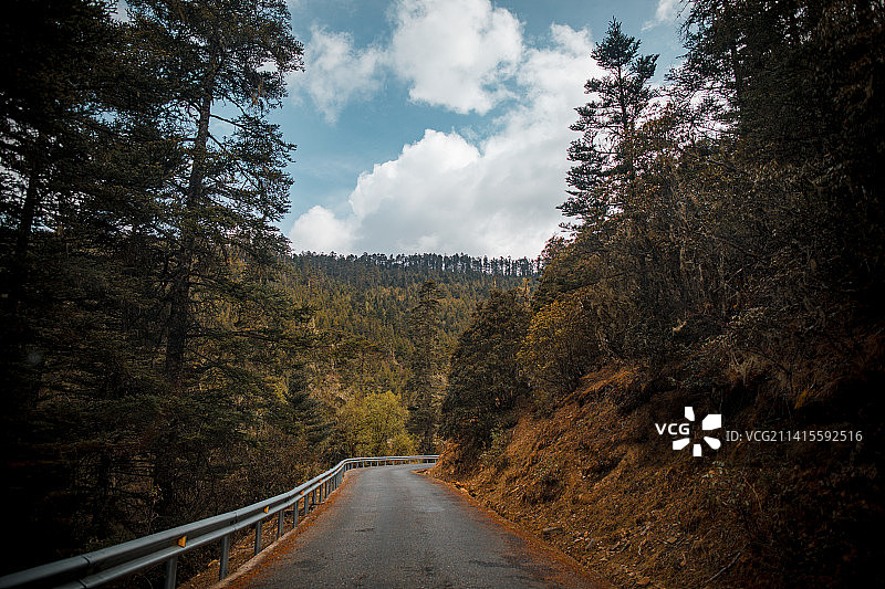 中国四川凉山州山路的风光图片素材