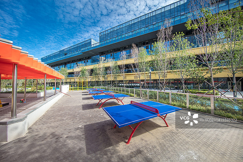 园区里的乒乓球桌图片素材