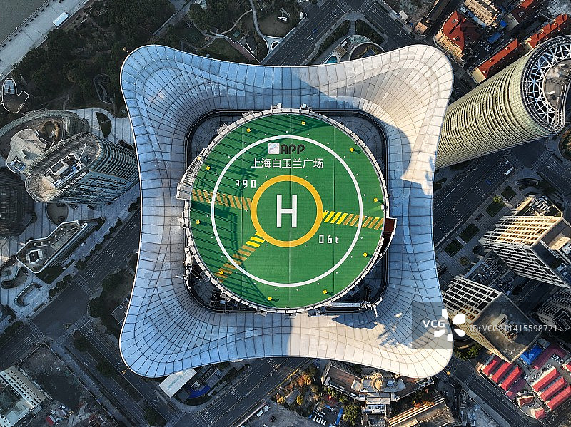 上海白玉兰广场俯视航拍停机坪图片素材